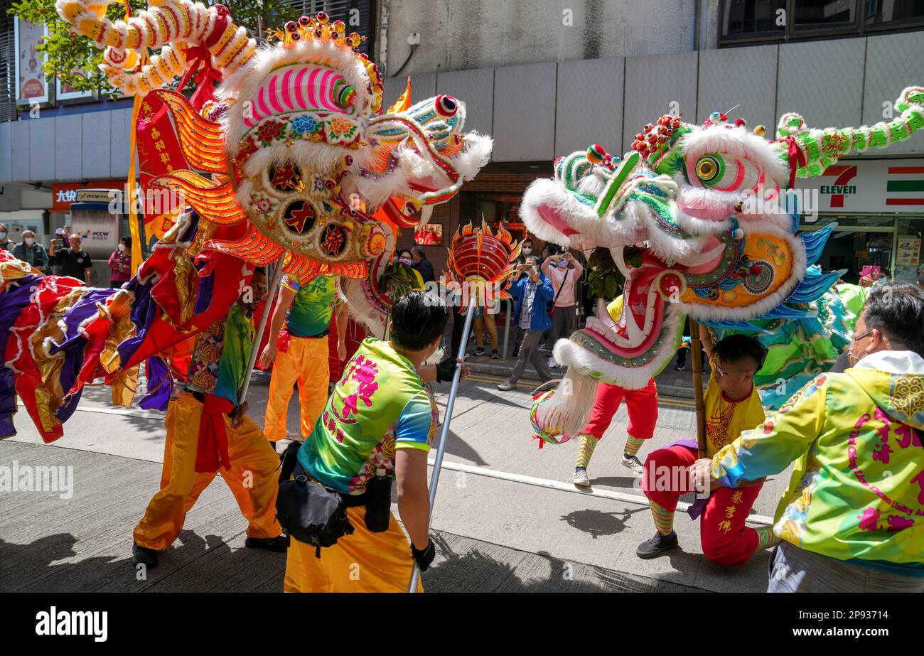 Sfilata di danza del Drago per la celebrazione del Guan Yin Festival ad Aberdeen. 05MAR23 SCMP / Sam Tsang Foto Stock