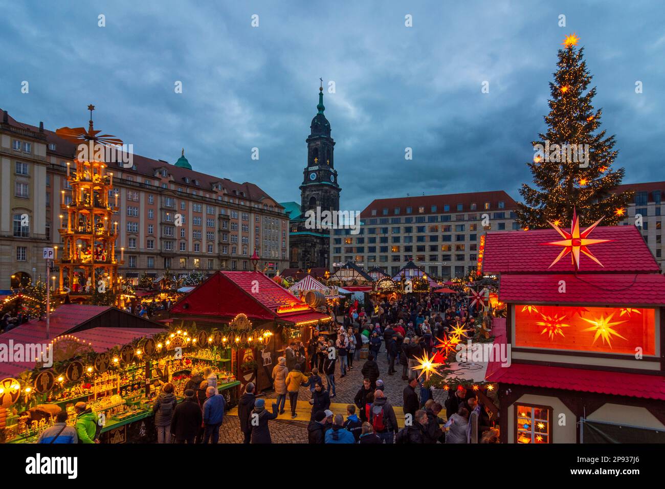 Dresda, mercatino di Natale Striezelmarkt in piazza Altmarkt, chiesa Kreuzkirche in Sassonia, Germania Foto Stock