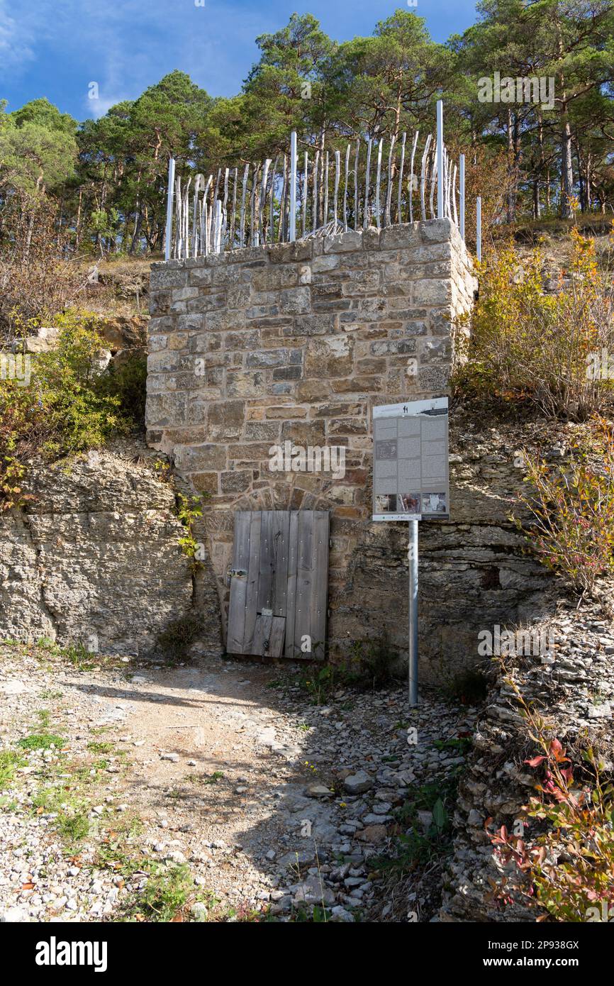 Storica fornace di calce nella riserva naturale delle zone secche vicino a Machtilshausen, distretto di Bad Kissingen, bassa Franconia, Franconia, Baviera, Germania Foto Stock