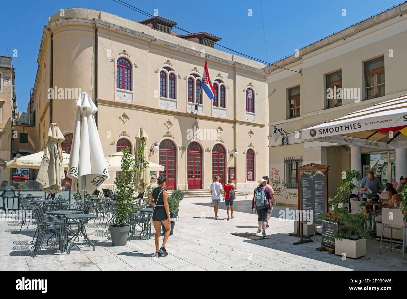 Turisti che visitano il centro storico di Šibenik / Sebenico in estate, Contea di Šibenik-Knin, Croazia Foto Stock