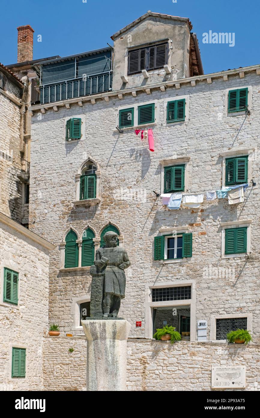 Statua di Giorgio da Sebenico / Juraj Dalmatinac, scultore e architetto veneziano nel centro storico di Šibenik, Šibenik-Knin, Croazia Foto Stock