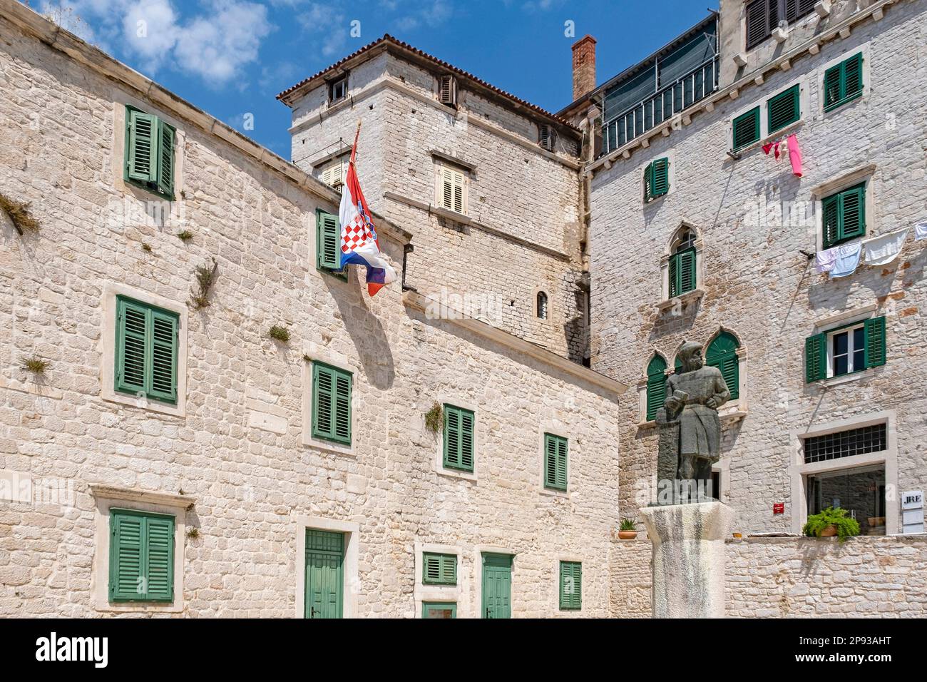 Statua di Giorgio da Sebenico / Juraj Dalmatinac, scultore e architetto veneziano nel centro storico di Šibenik, Šibenik-Knin, Croazia Foto Stock