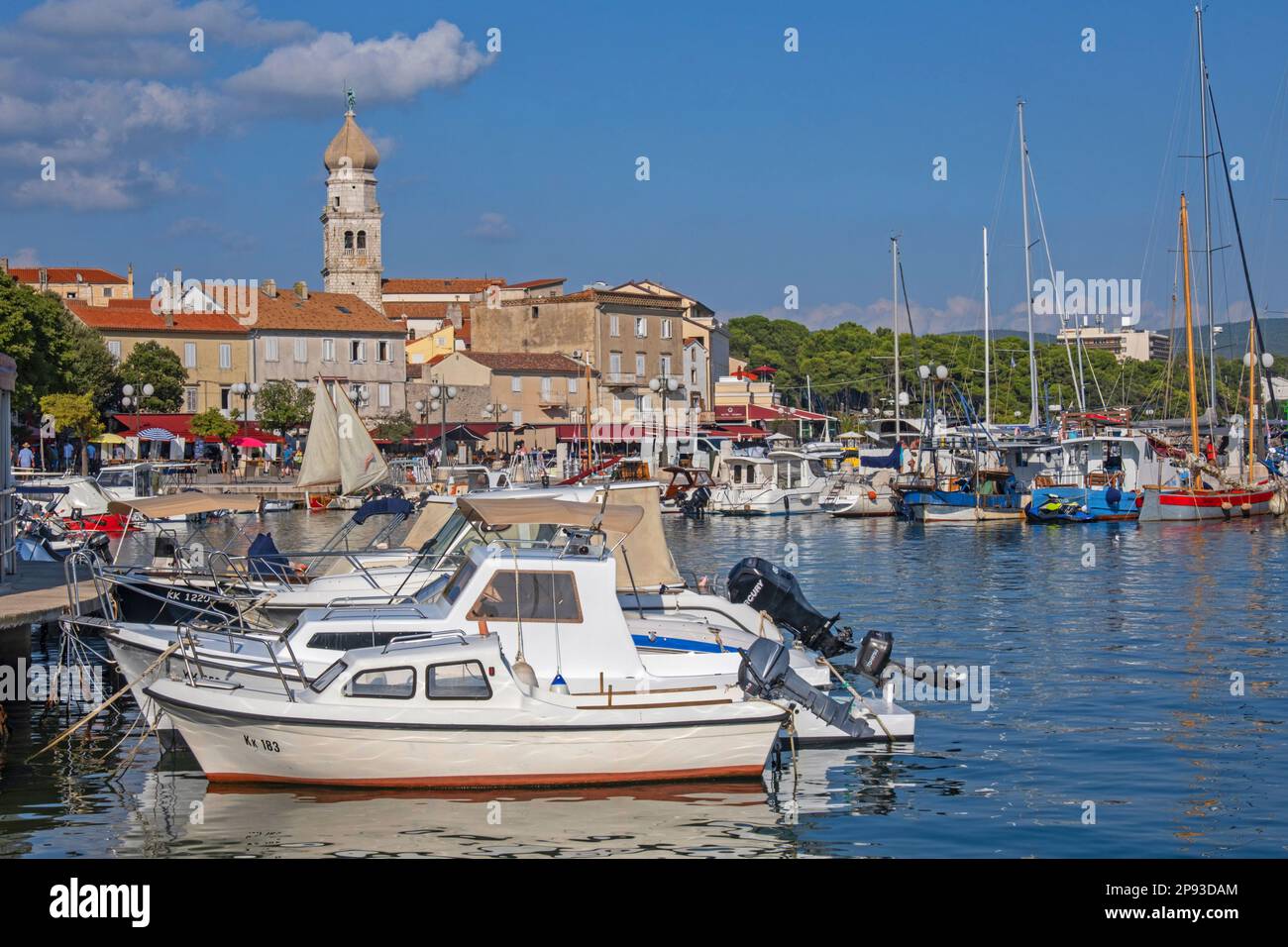 Barche nel porto / porto della storica città vecchia di Krk, Golfo del Quarnero, Primorje-Gorski Kotar County, Croazia Foto Stock