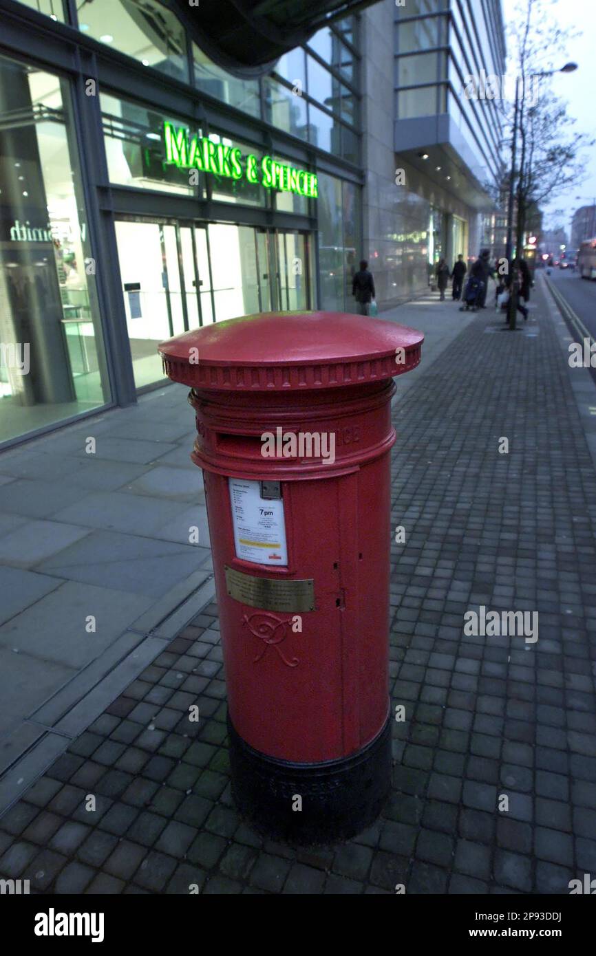 POSTA CASELLA IN, CORPORATION STREET MANCHESTER CHE È SOPRAVVISSUTO IRA BOMBA (3.300-LIBBRA BOMBA) ESPLOSIONE NEL GIUGNO 1996 SEGNI ESTERNI E SPENCER A MANCHESTER CHE È UNITO AL CENTRO DI ARNDALE DA UN TUNNEL PASSERELLA. Al momento, L'Inghilterra ospitava i campionati di calcio Euro '96 e il giorno seguente a Manchester si teneva una partita Russia contro Germania.la maggior parte dei lavori di ricostruzione è stata completata entro la fine del 1999.LA CASSETTA POSTALE È STATA RIMOSSA DOPO LA BOMBA, MA È RITORNATA DOPO LA RICOSTRUZIONE NEL NOVEMBRE 22nd 1999. IMMAGINE GARY ROBERTS/WORLDWIDEFEATURES.COM Foto Stock