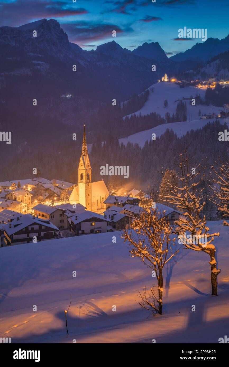 Italia, Veneto, Belluno, il paese di Selva di Cadore in inverno con la chiesa parrocchiale di San Lorenzo, Dolomiti Foto Stock