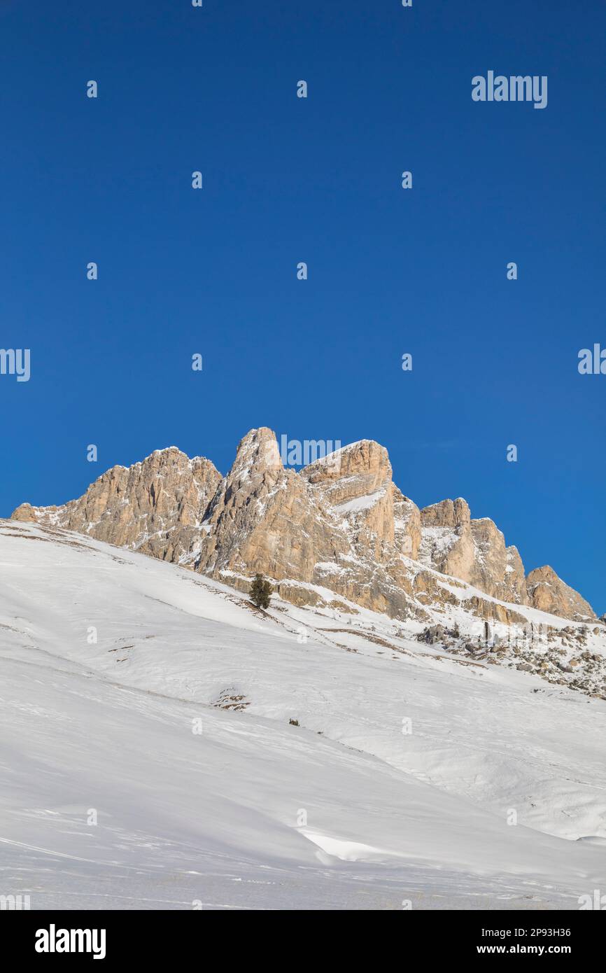 Italia, Veneto, provincia di Belluno, Livinallongo del col di Lana. Massiccio montano di Settsas (o Settsass) in inverno, Dolomiti Foto Stock