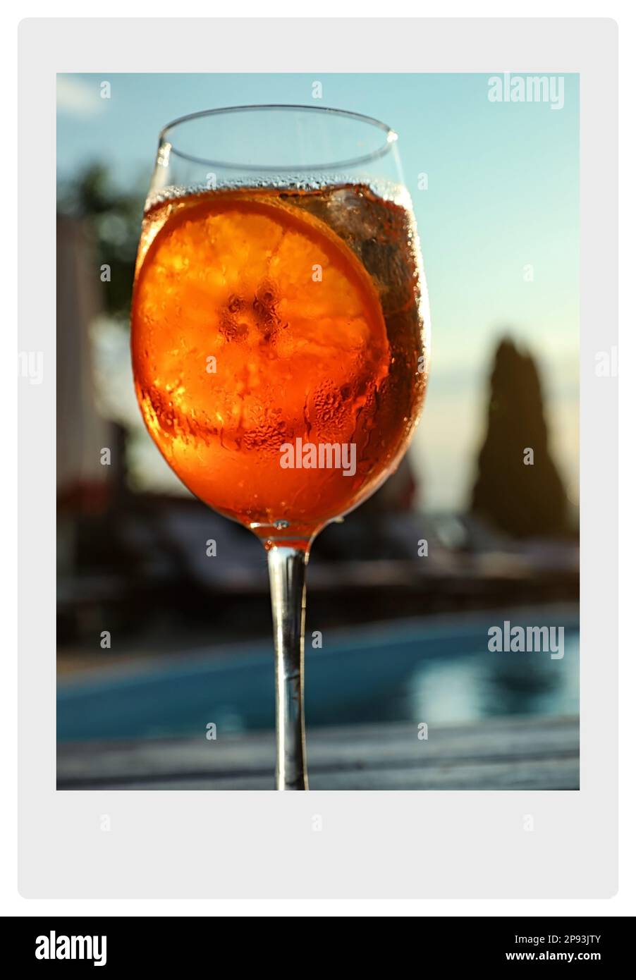 Carta fotografica. Un bicchiere di fresco cocktail estivo a bordo piscina all'aperto Foto Stock