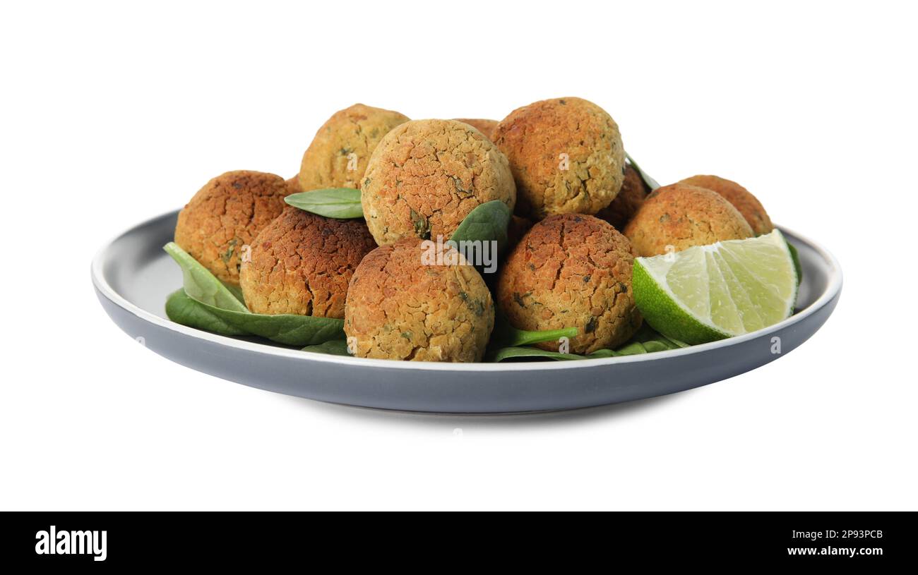 Deliziose palle di falafel con calce su fondo bianco Foto Stock