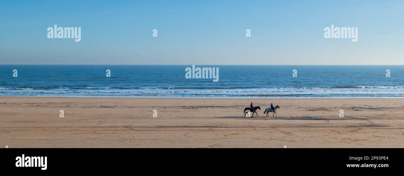 Inghilterra, Northumberland, Druidge Bay. Passeggiate a cavallo sulla pittoresca spiaggia sabbiosa di Druidge Bay. Foto Stock