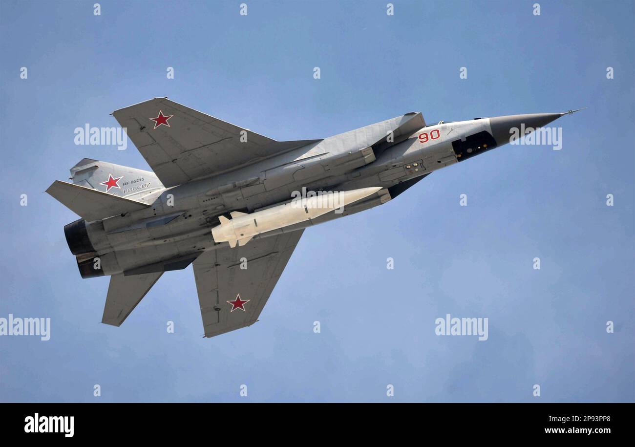 MISSILE RUSSO IPERSONICO KH-47M2 Kinzhal dipinto di bianco montato su un intercettore Mikoyan MIG 31K alla parata del 2018 maggio Mosca del giorno della Vittoria Foto Stock