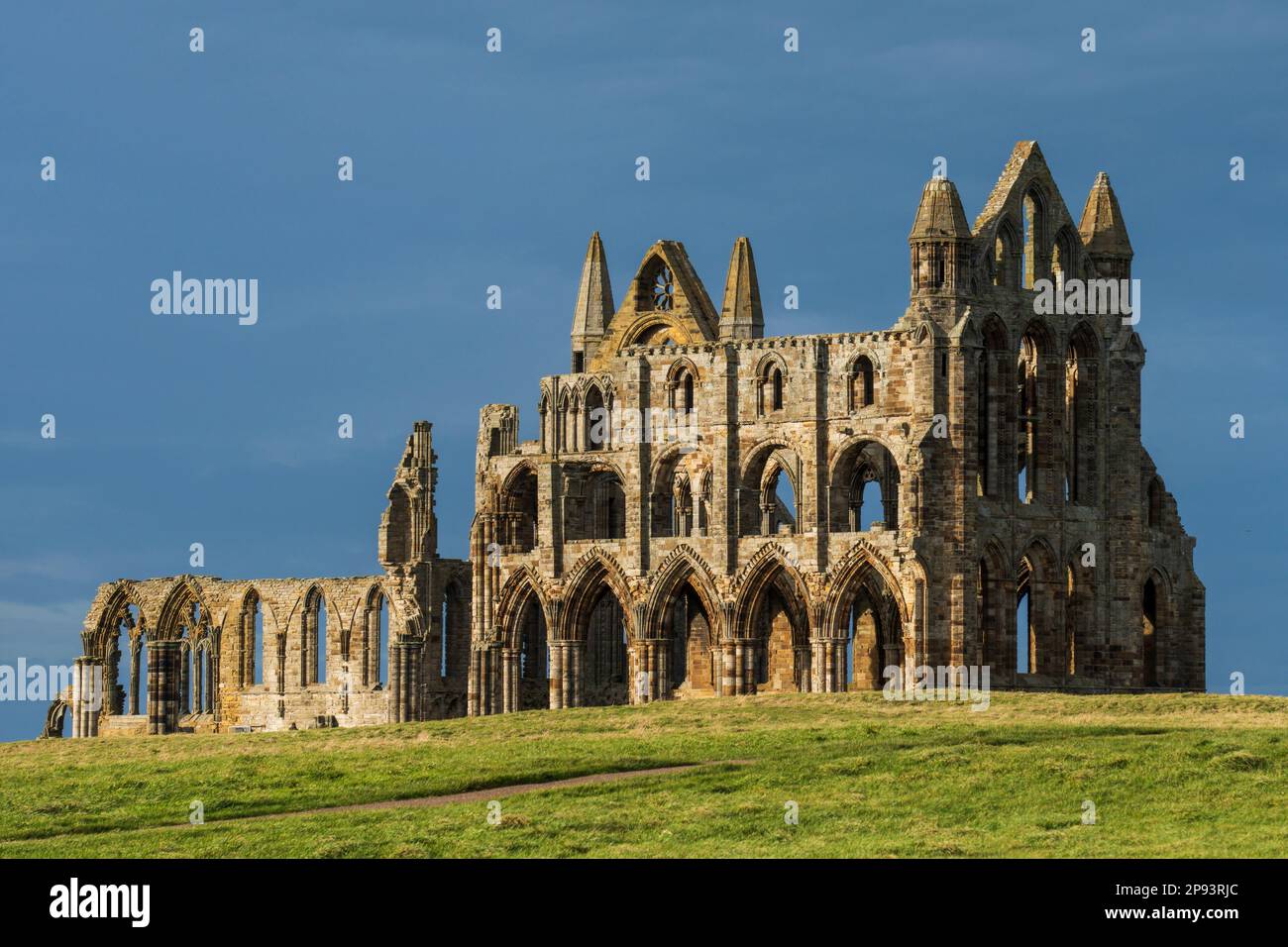 Inghilterra, North Yorkshire, North York Moors National Park. Whitby Abbey si trova sopra la popolare cittadina balneare di Whitby. Foto Stock