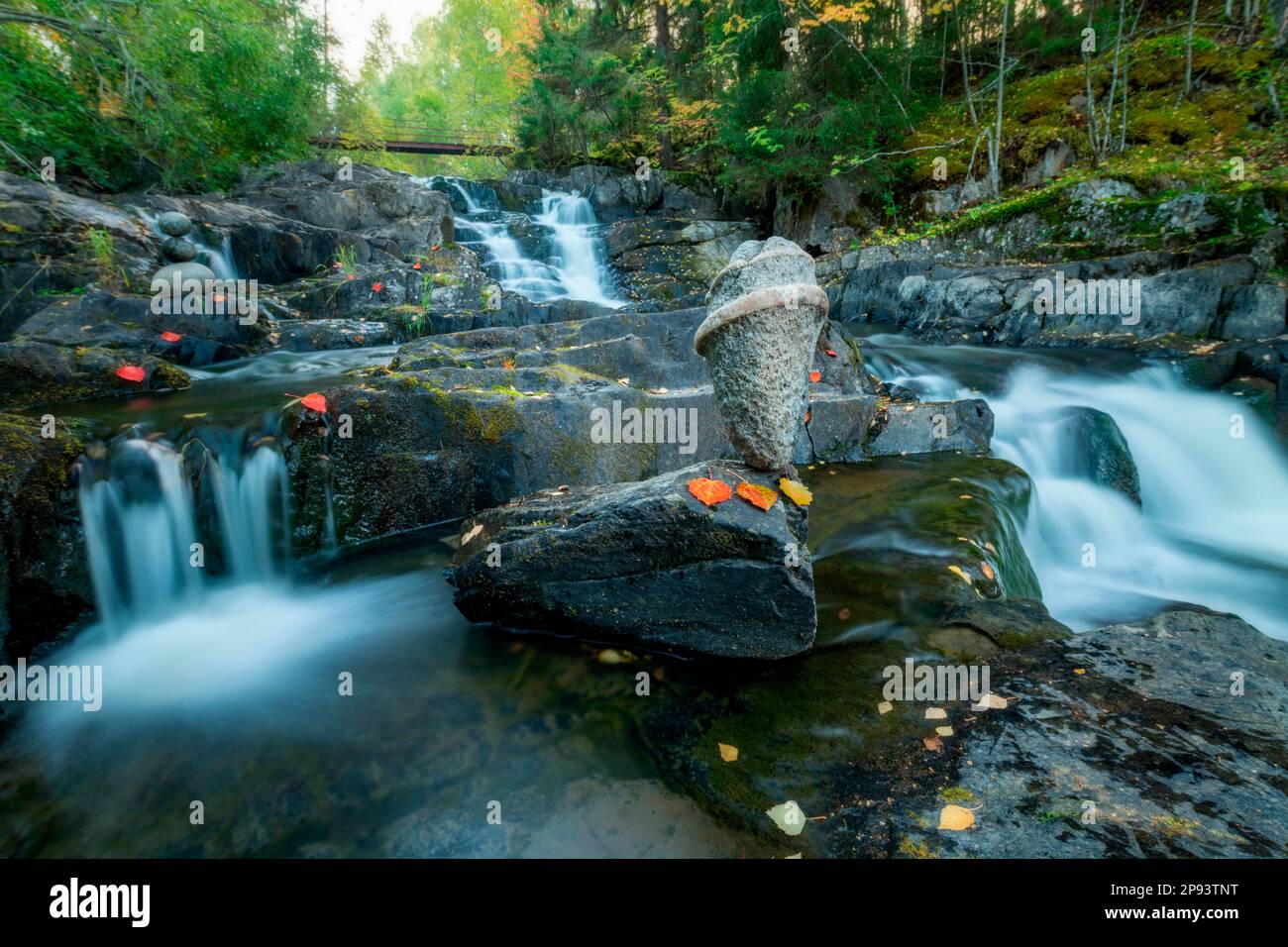 Rocce che si trovano in una cascata in un fiume Svezia Foto Stock