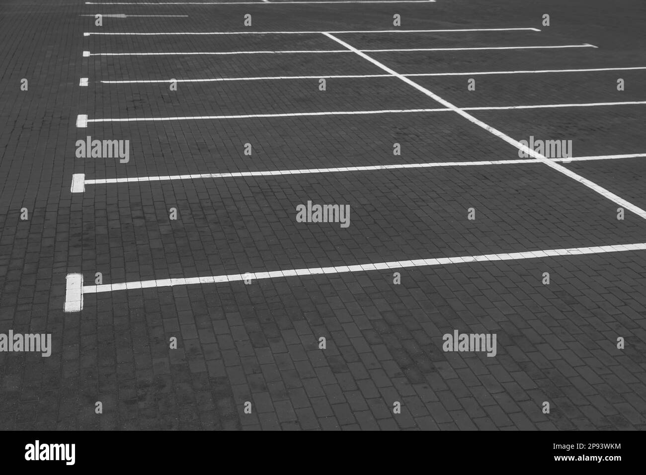 Parcheggi vuoti con linee bianche all'aperto Foto Stock