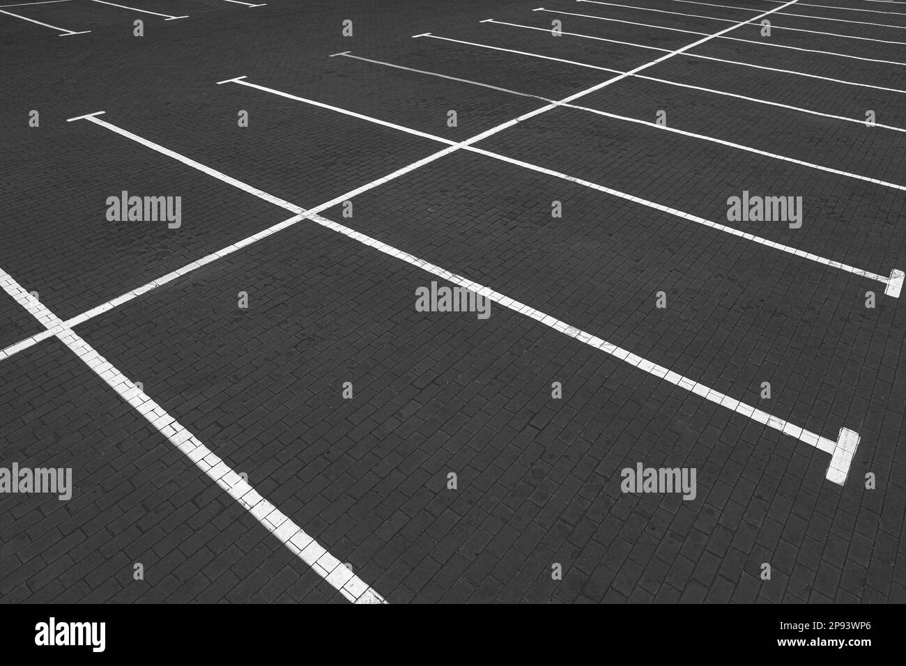 Parcheggi vuoti con linee bianche all'aperto Foto Stock Parcheggi vuoti con linee bianche all'aperto Foto Stock