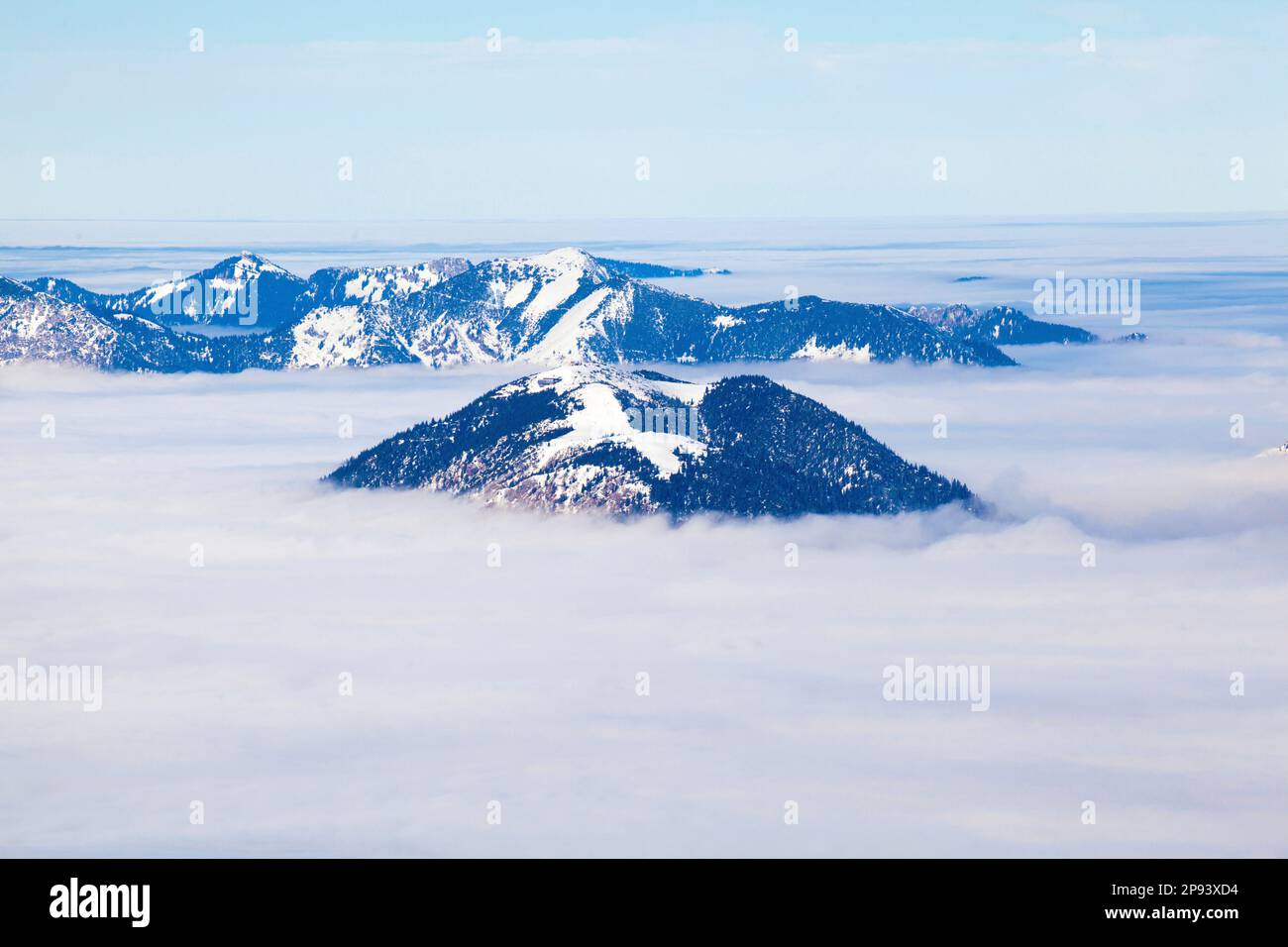 Strato di inversione tra aria calda e fredda, inverno sui monti Karwendel Foto Stock