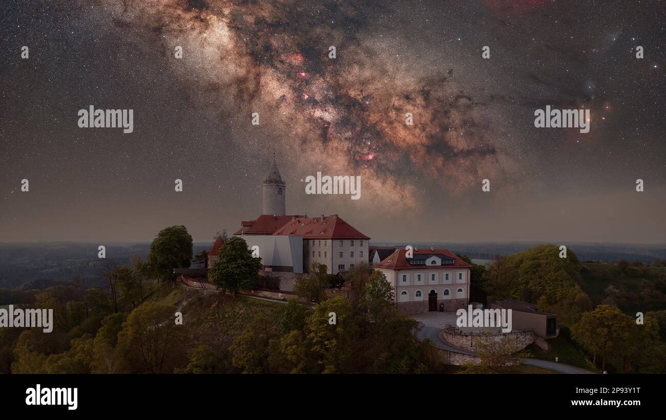 Leuchtenburg di notte con il cuore di Michstraße sullo sfondo, Seitenroda, Turingia, Germania Foto Stock