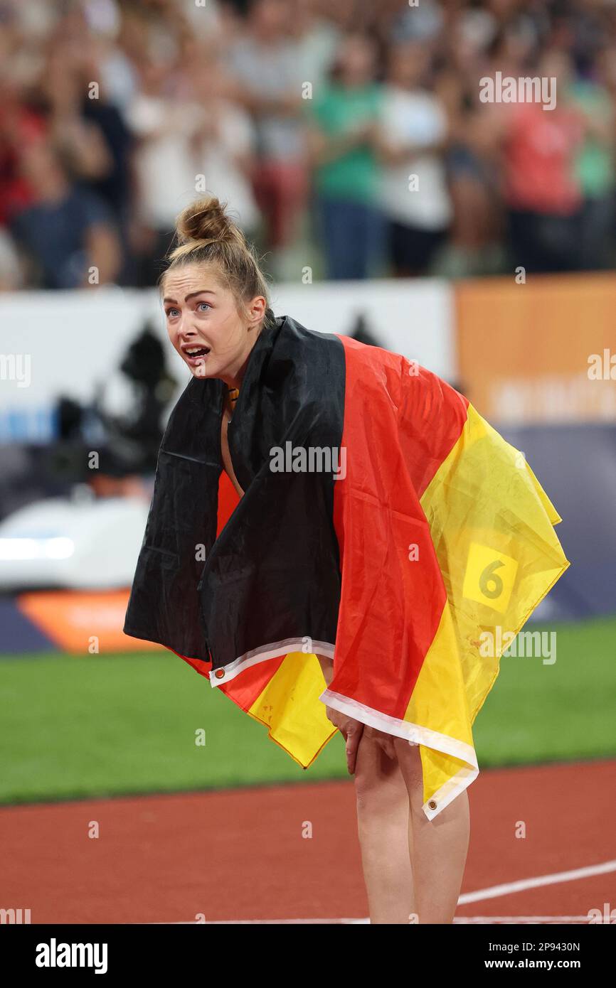 Gina LÜCKENKEMPER con la bandiera tedesca vince la finale 100m al Campionato europeo di Atletica 2022 Foto Stock