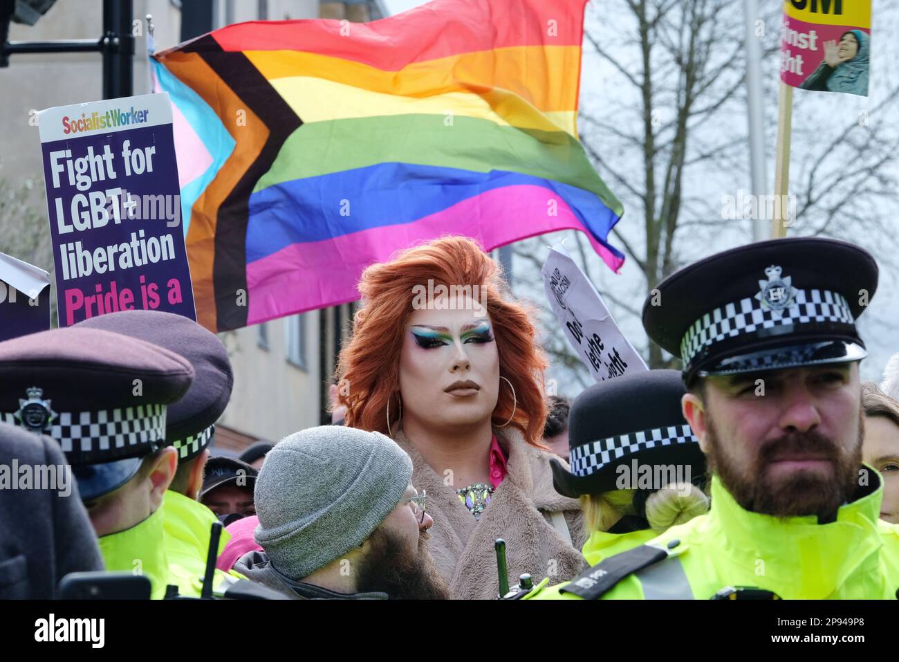 Londra, Regno Unito. 10th marzo, 2023. Gli attivisti dell'organizzazione Turning Point UK hanno tenuto un rally contro un evento drag queen storytime fuori dal pub The Great Exhibition a East Dulwich. Oltre un centinaio di manifestanti LGBT+ visti in questa immagine si sono riuniti dall'altra parte di un cordone di polizia per contrastare la manifestazione. Nessun evento di trascinamento è stato in realtà programmato per avere luogo al pub oggi, anche se gli elenchi web non erano stati aggiornati e sono rimasti sul sistema, causando confusione. Credit: Undicesima ora di Fotografia/Alamy Live News Foto Stock