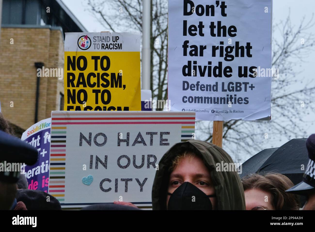 Londra, Regno Unito. 10th marzo, 2023. Gli attivisti dell'organizzazione Turning Point UK hanno tenuto un rally contro un evento drag queen storytime fuori dal pub The Great Exhibition a East Dulwich. Oltre un centinaio di manifestanti LGBT+ visti in questa immagine si sono riuniti dall'altra parte di un cordone di polizia per contrastare la manifestazione. Nessun evento di trascinamento è stato in realtà programmato per avere luogo al pub oggi, anche se gli elenchi web non erano stati aggiornati e sono rimasti sul sistema, causando confusione. Credit: Undicesima ora di Fotografia/AlamyLive News Foto Stock
