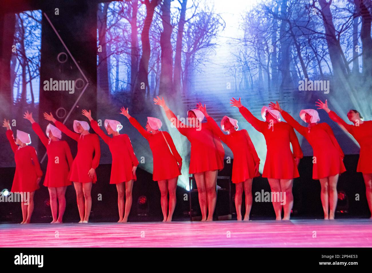 Londra, Regno Unito. , 10th marzo 2023. Move IT 2023 il più grande evento di danza del mondo all'Excel Centre London UK The Handmaid's tale Credit: Ian Davidson/Alamy Live News Foto Stock