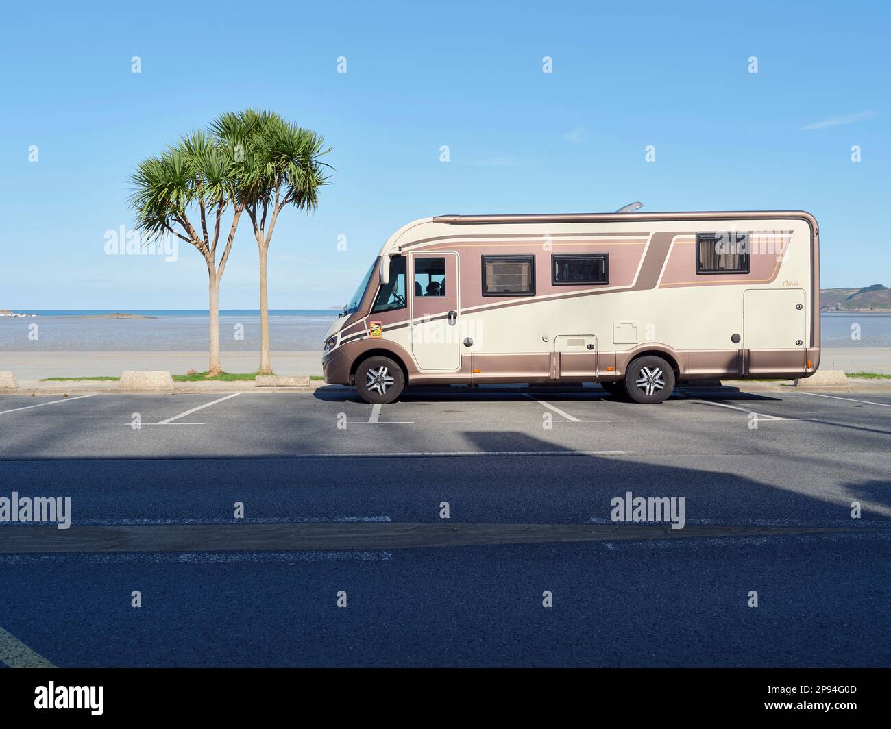 Un camper sul lungomare di Saint-Efflam - Département Côte-d'Armor, Bretagna, Francia Foto Stock