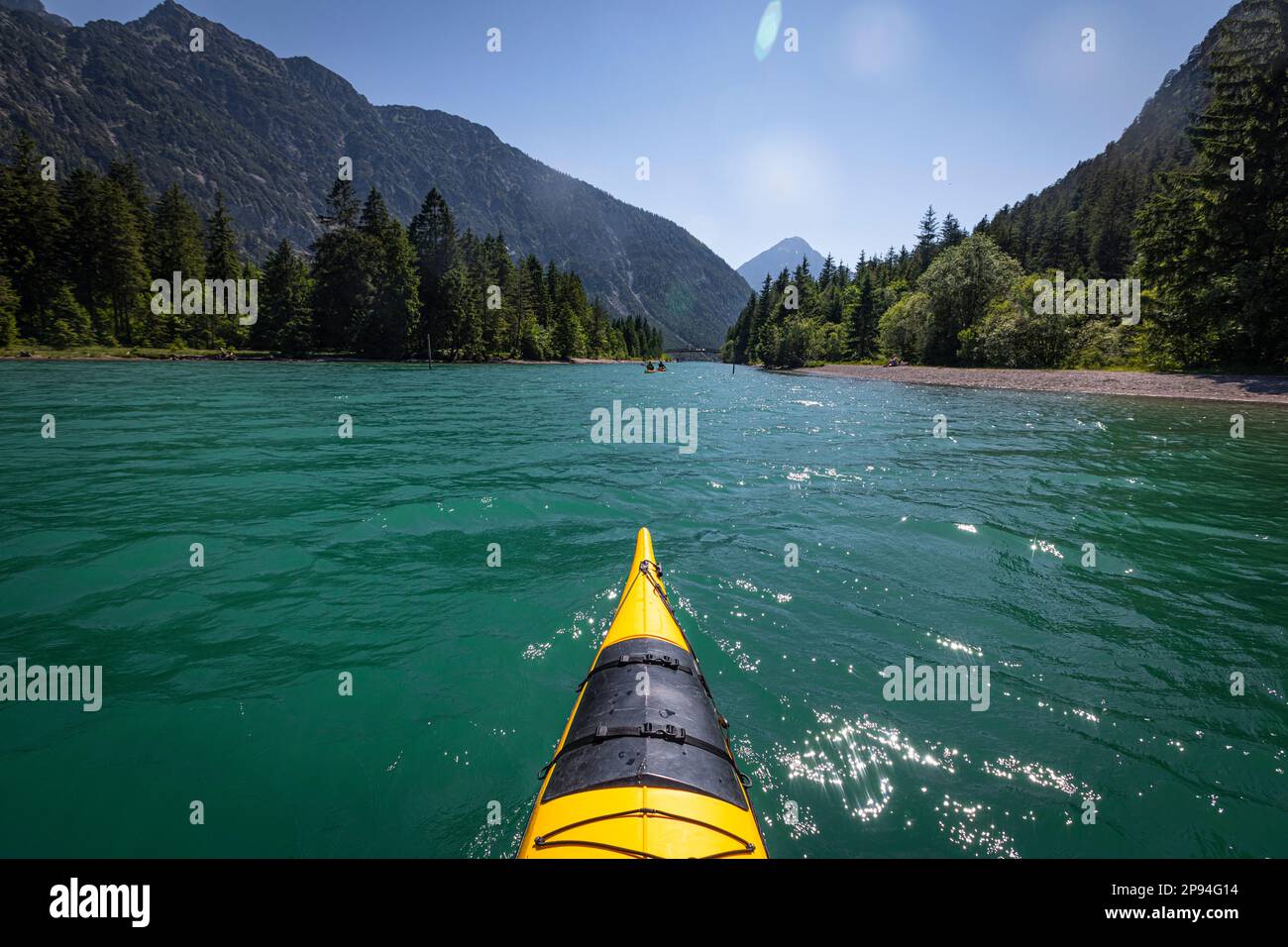 Punta di prua di un kayak da mare sul lago Heiterwang. Foto Stock