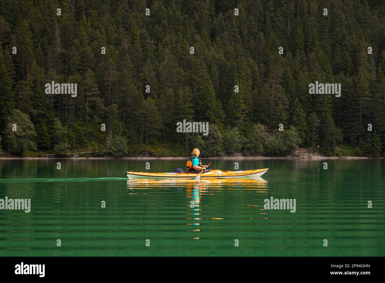 Kayak da mare (60 anni) sul lago Heiterwanger. Foto Stock