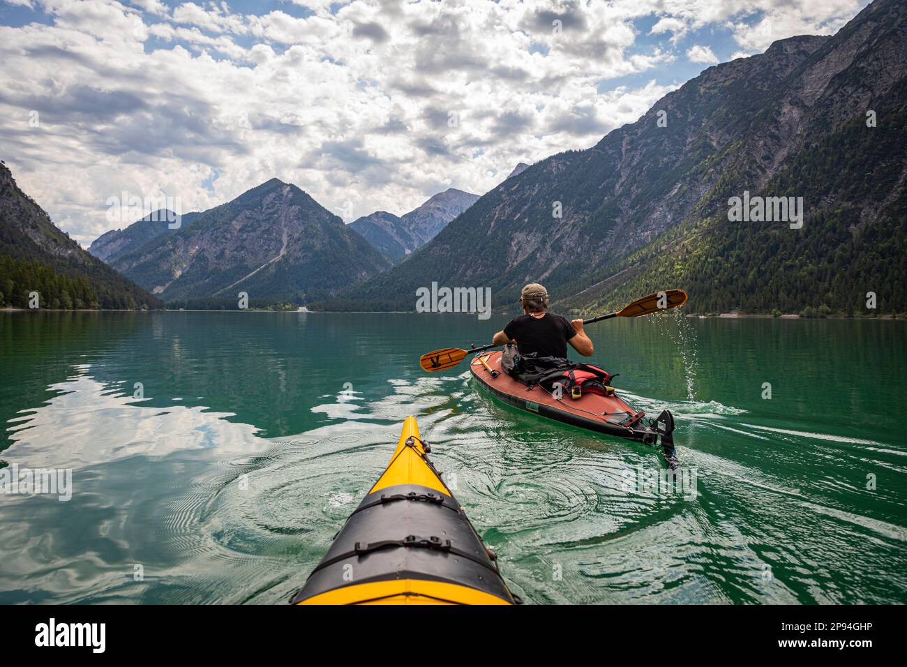 Kayak da mare (60 anni) sul lago Heiterwang. Foto Stock