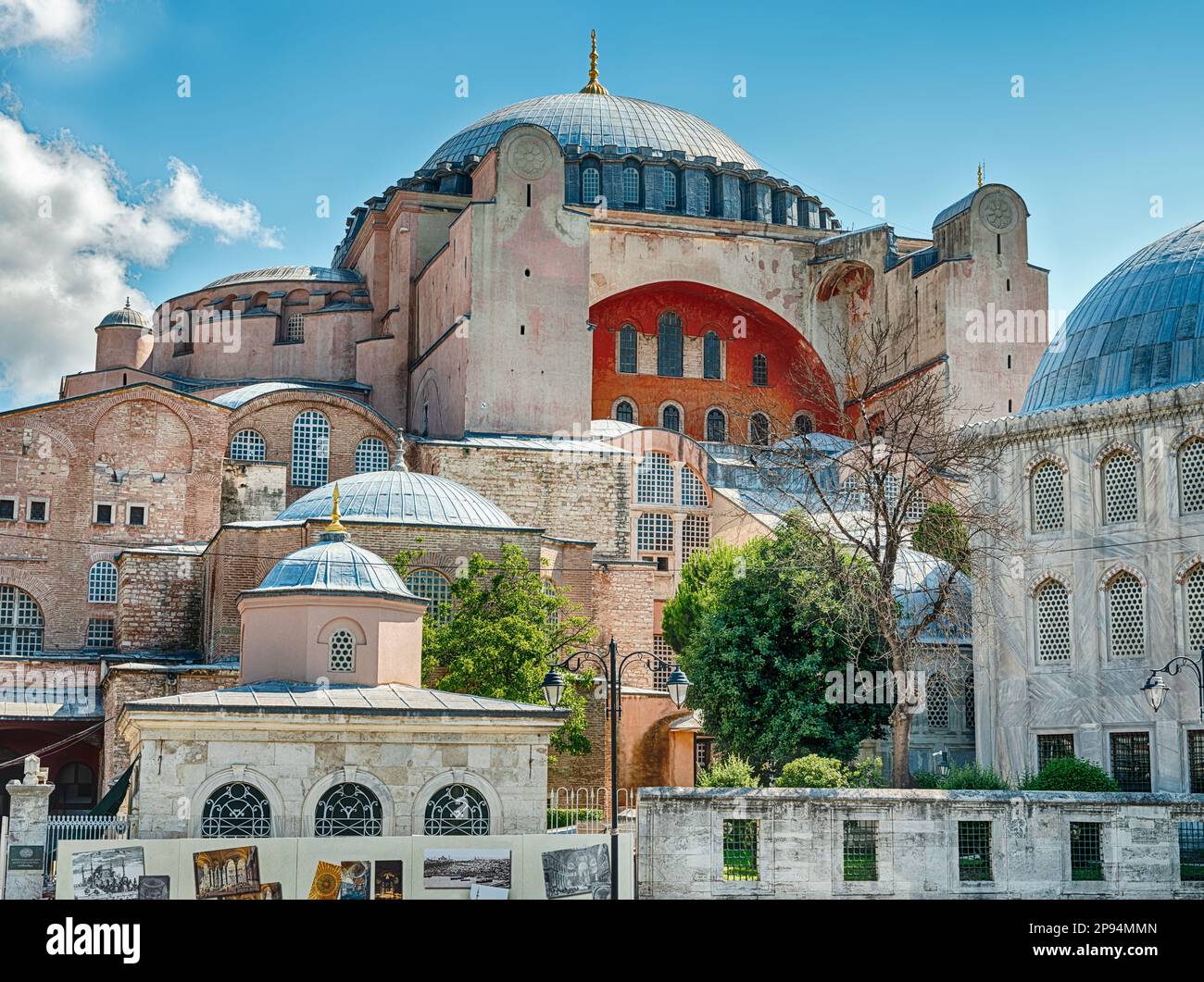 Una vista dell'Hagia Sophia che mostra la cupola e altre caratteristiche della Grande Moschea di Istanbul. Foto Stock