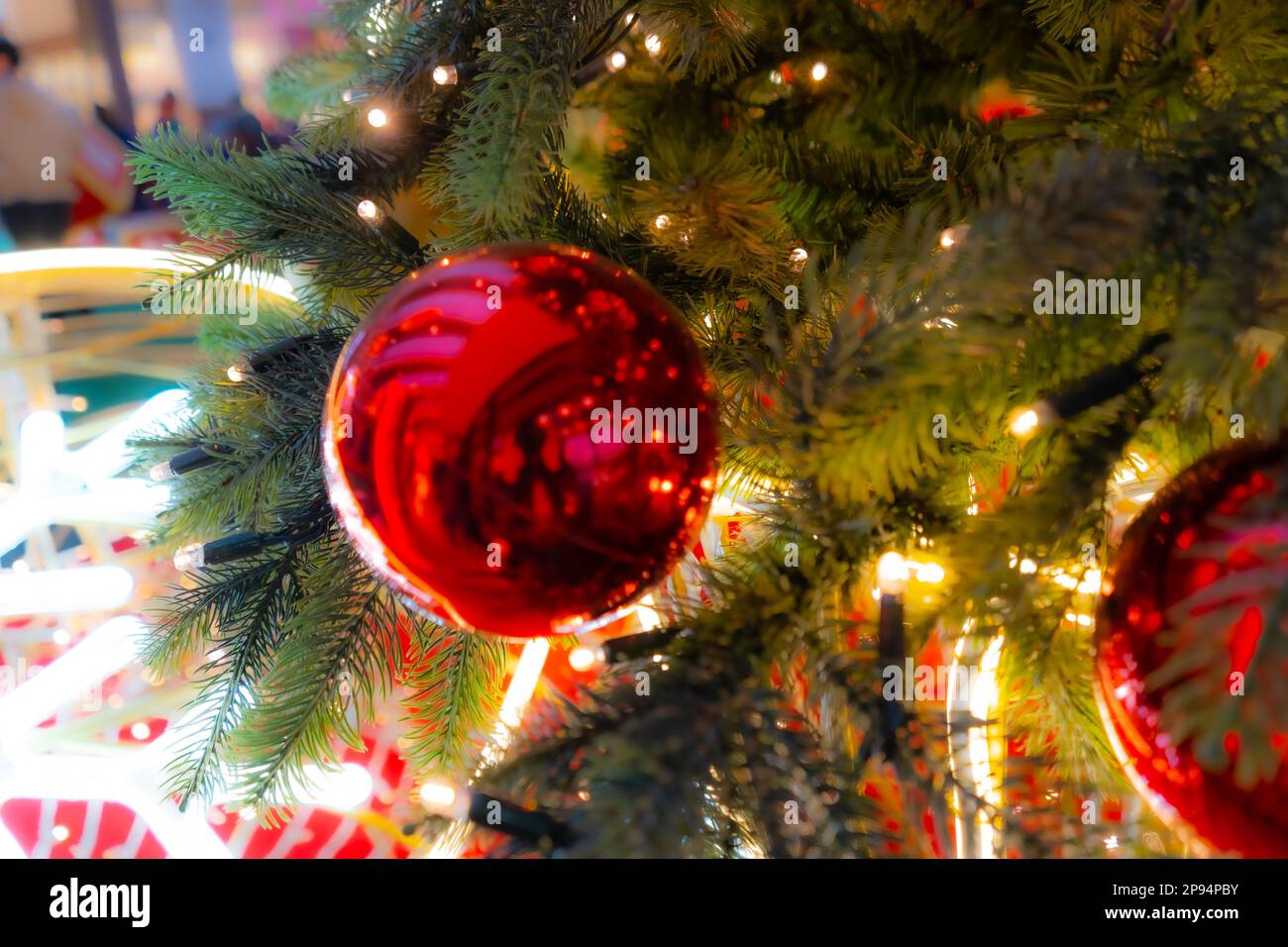 Albero di Natale decorato, decorazioni di Natale, Garland lucido su rami verdi, sfondo di Natale sfocato con Copy Space Foto Stock
