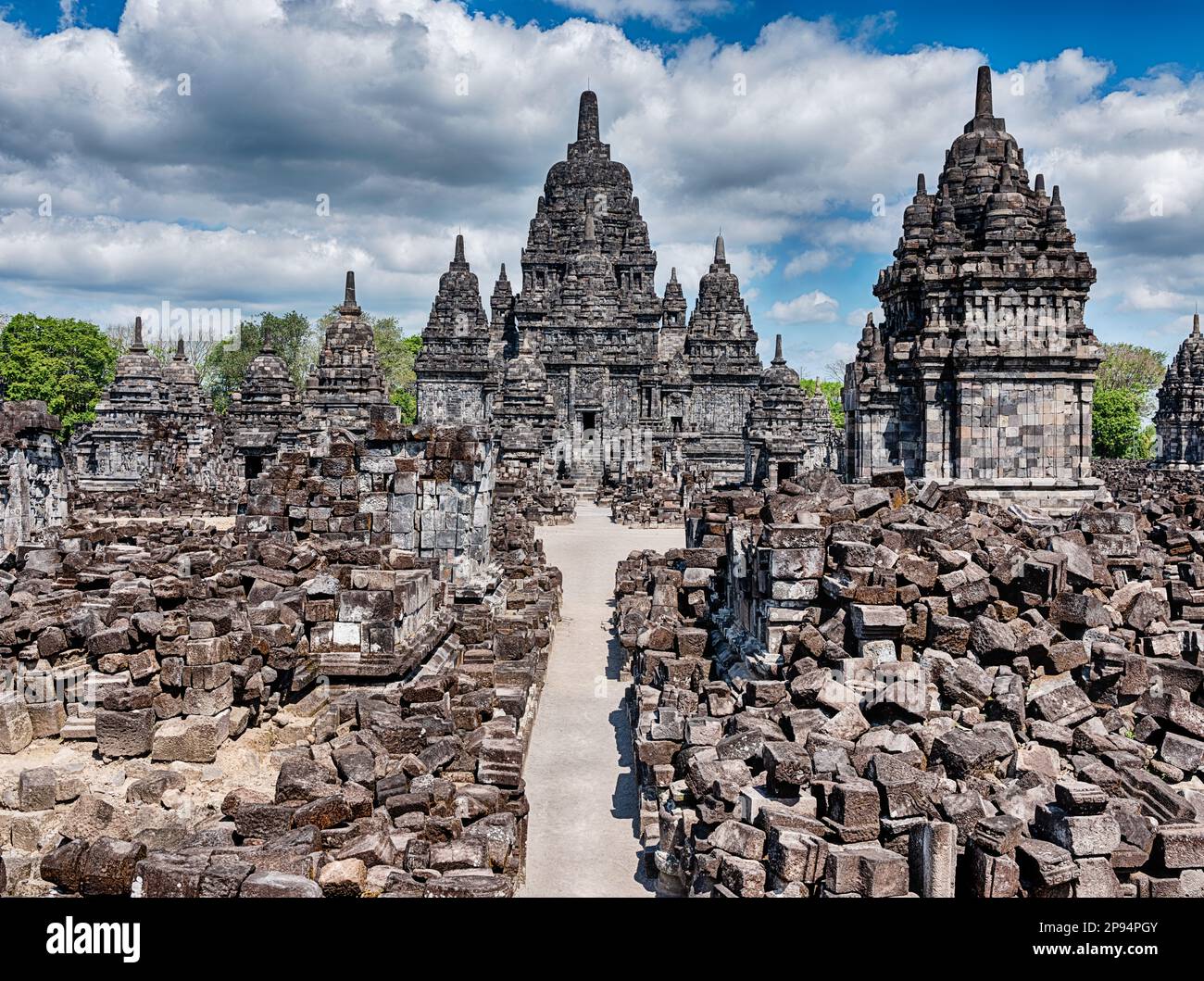 Un sentiero si snoda attraverso antichi blocchi di pietra verso la torre centrale presso l'antico tempio buddista di Candi Sewu a Yogyakarta. Foto Stock