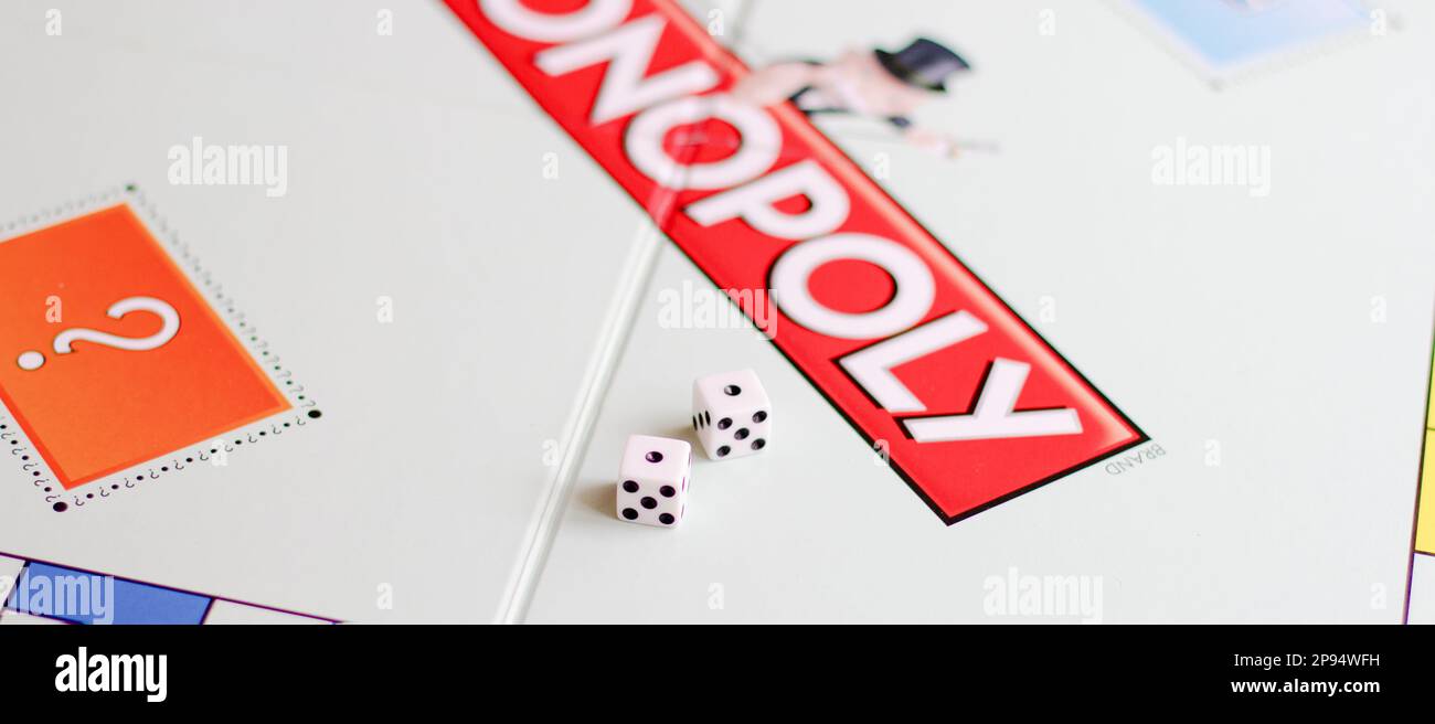 Stavropol, Russia - 29 ottobre 2022: Primo piano del gioco del monopolio. Dadi. Gameboard monopolistico con bollette di denaro Foto Stock