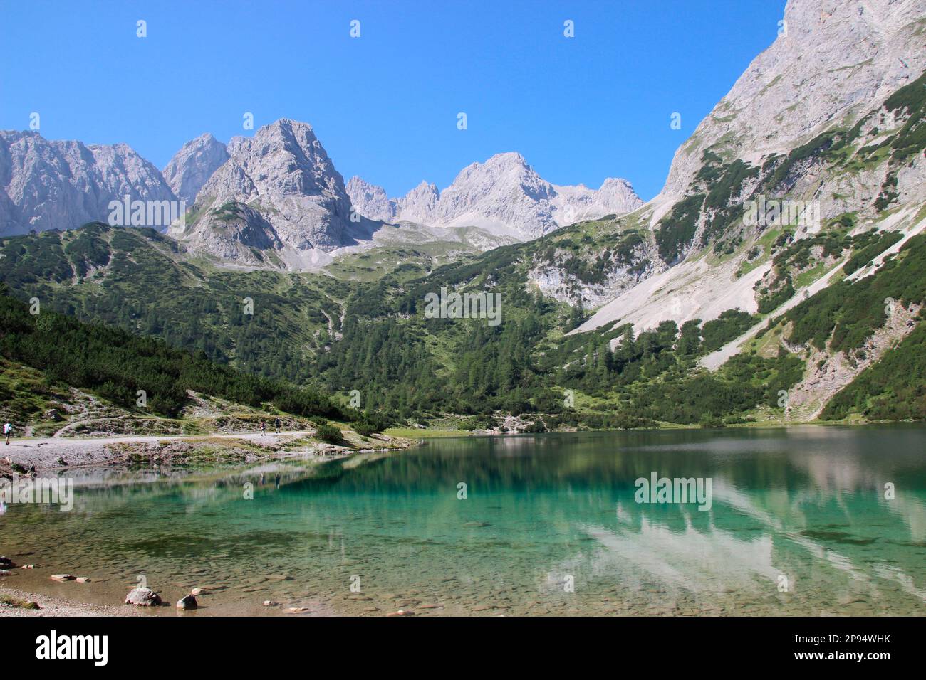 Austria, Tirolo, Ehrwald, Seebensee, superficie dell'acqua, lago, lago di montagna, paesaggio montano, massiccio montano, Foto Stock