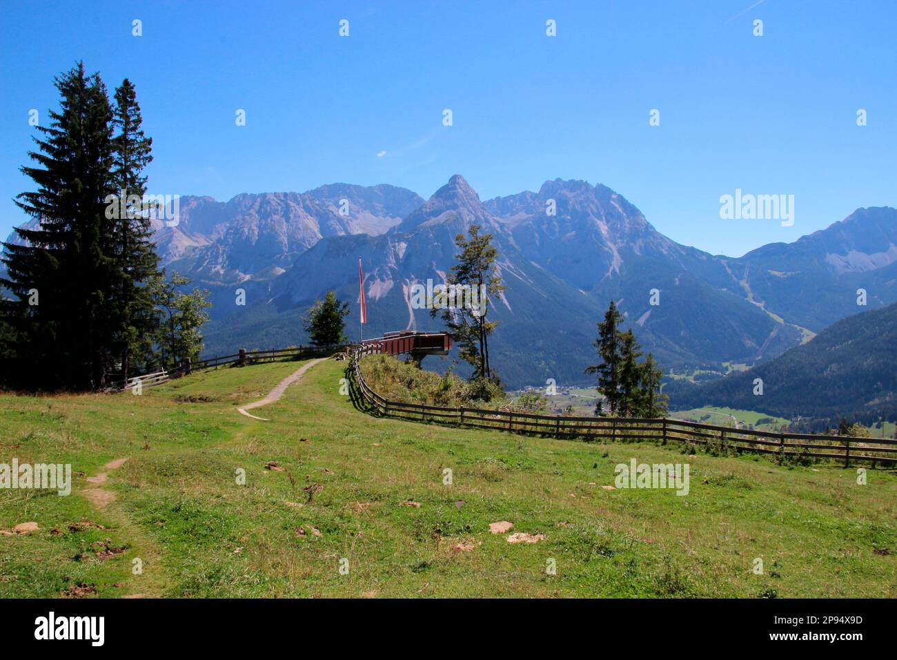 Stazione di osservazione al Tuftlalm, sullo sfondo le Sonnenspitze (2417m), catena montuosa Mieminger, Lermoos, Zugspitzarena, Tirolo, Austria Foto Stock