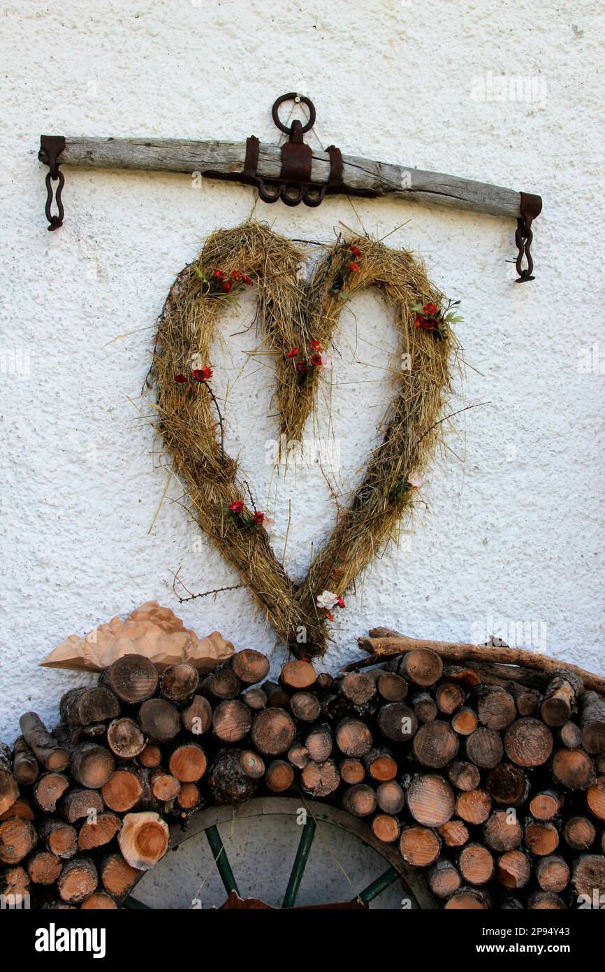 Cuore, legno, ruota del carro, decorazione sul Almo Eppzirler, vicino Scharnitz, Giessenbach, Monti Karwendel, Tirolo, Austria Foto Stock