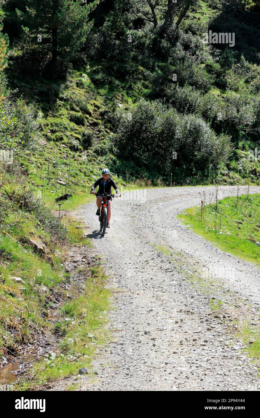 Donna con e-bike in tour in bici da Potsdamer Hütte a valle, Sellrain, Innsbruck, Tirolo, Austria Foto Stock