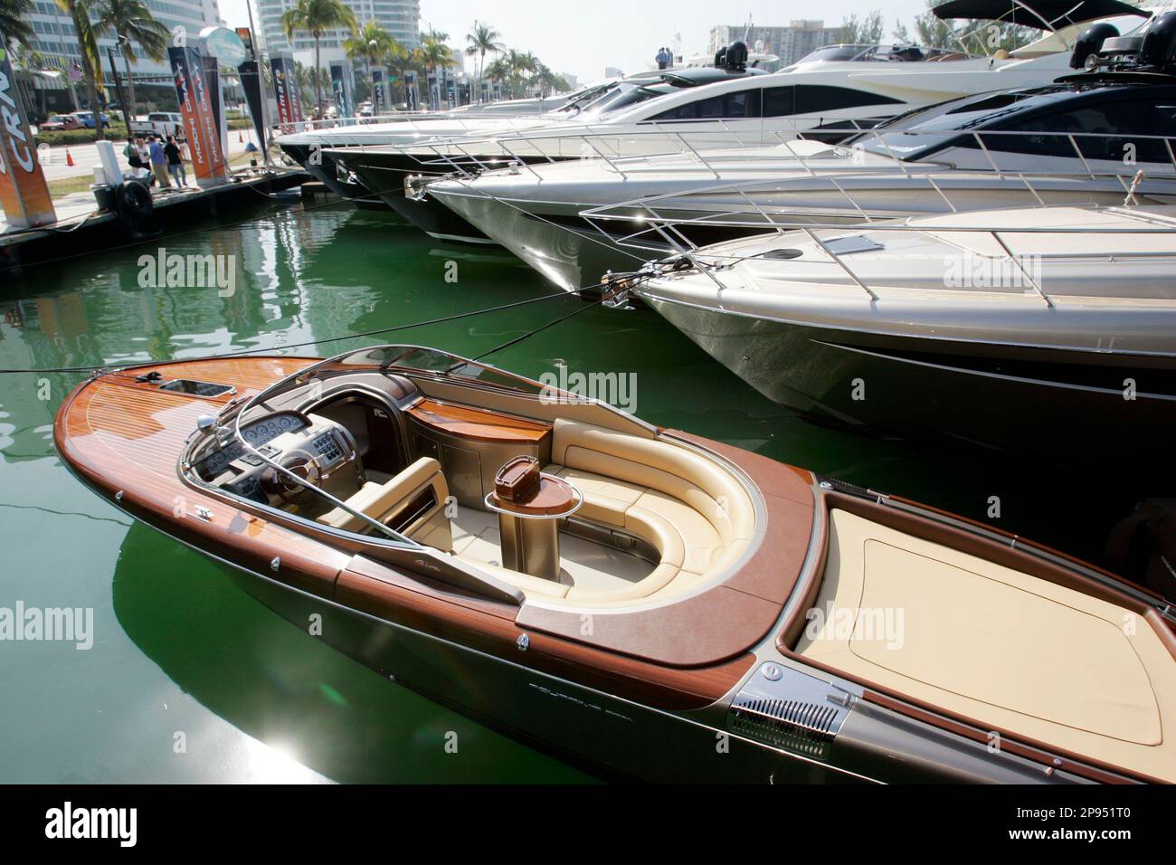 A 33-foot Aquariva Super, foreground, is displayed at the Indian Creek water way in Miami Beach, Fla., Friday, Feb. 13, 2009. One of the world's largest boat exhibitions, the Miami International Boat Show is a five-day event where yachts, powerboats and marine accessories are displayed. (AP Photo/Alan Diaz) Foto Stock