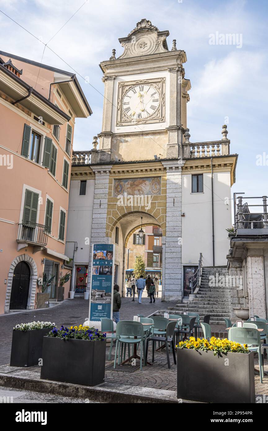 Salò. Italia - 02-11-2023: La bellissima torre dell'orologio nel centro storico di Salò Foto Stock