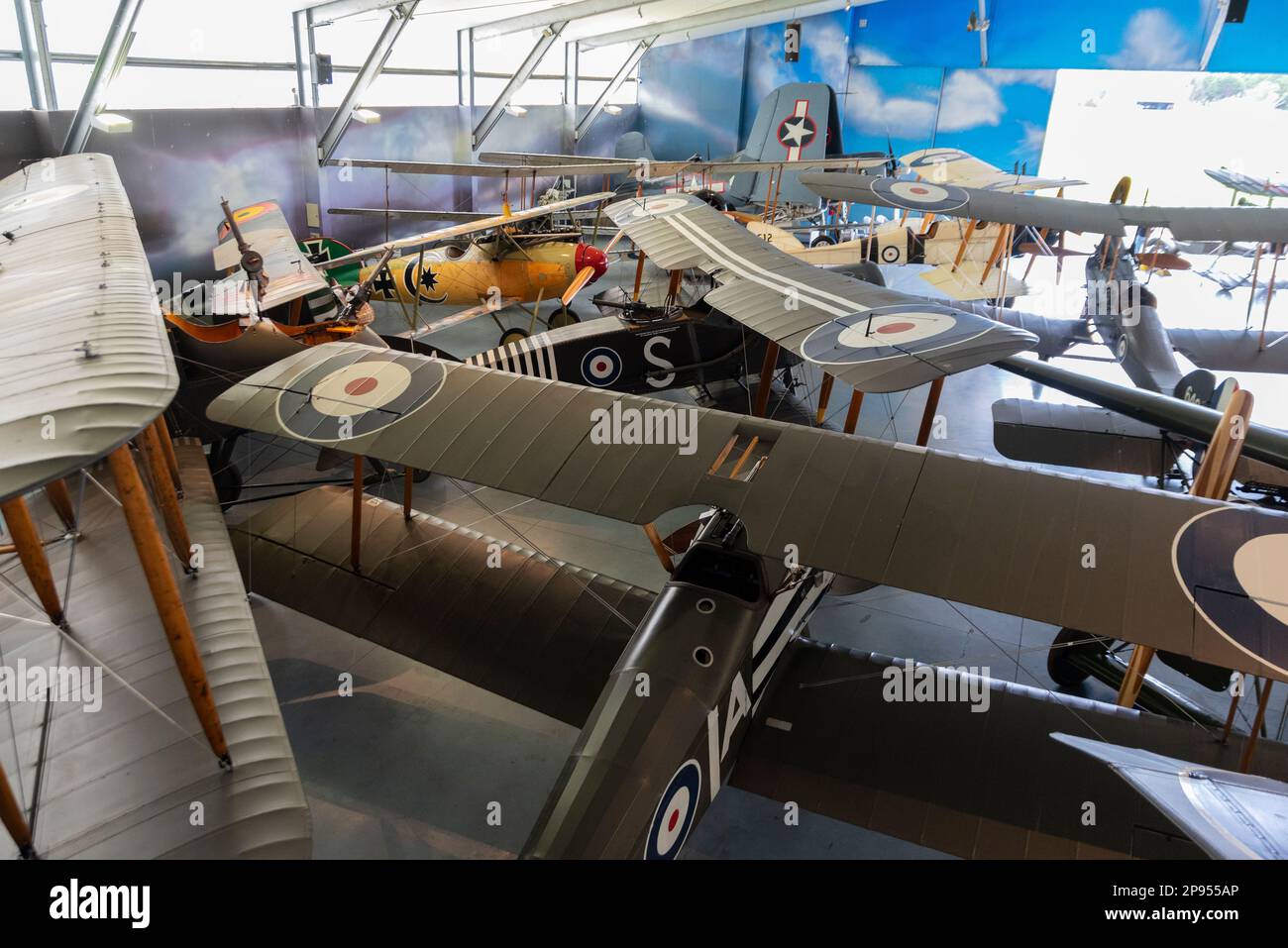 L'hangar di Vintage Aviator Ltd all'Aerodromo di Hood, Masterton, Nuova Zelanda con un velivolo autentico e riproduttivo della prima Guerra Mondiale. Biplanari della Grande Guerra Foto Stock