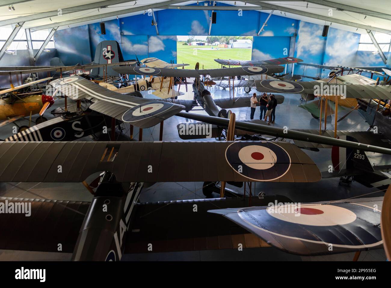 L'hangar di Vintage Aviator Ltd all'Aerodromo di Hood, Masterton, Nuova Zelanda con un velivolo autentico e riproduttivo della prima Guerra Mondiale. Biplanari della Grande Guerra Foto Stock