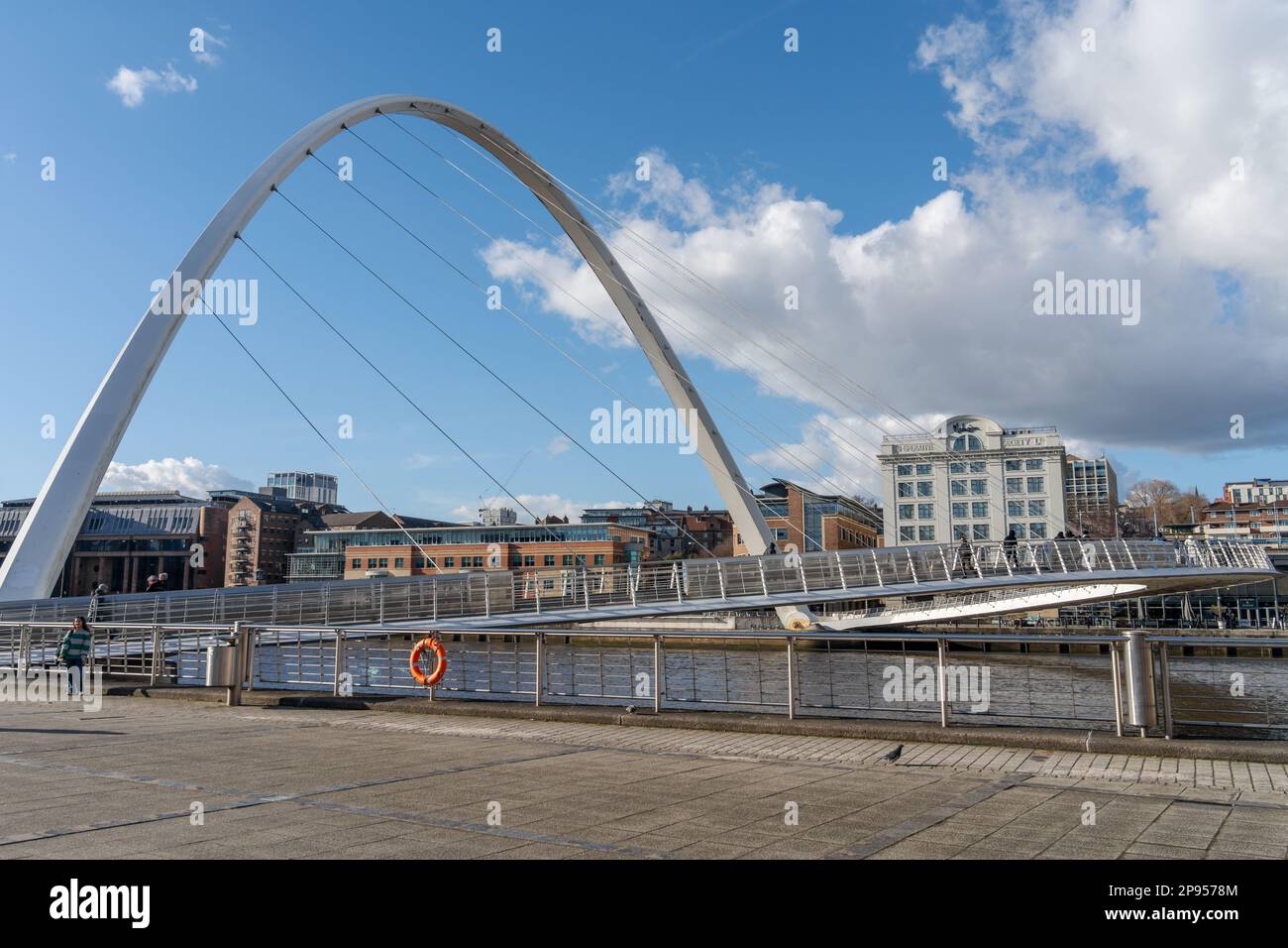 Il Gateshead Millennium Bridge attraversa il fiume Tyne a Gateshead, Regno Unito, con vista su Newcastle upon Tyne Quayside. Foto Stock