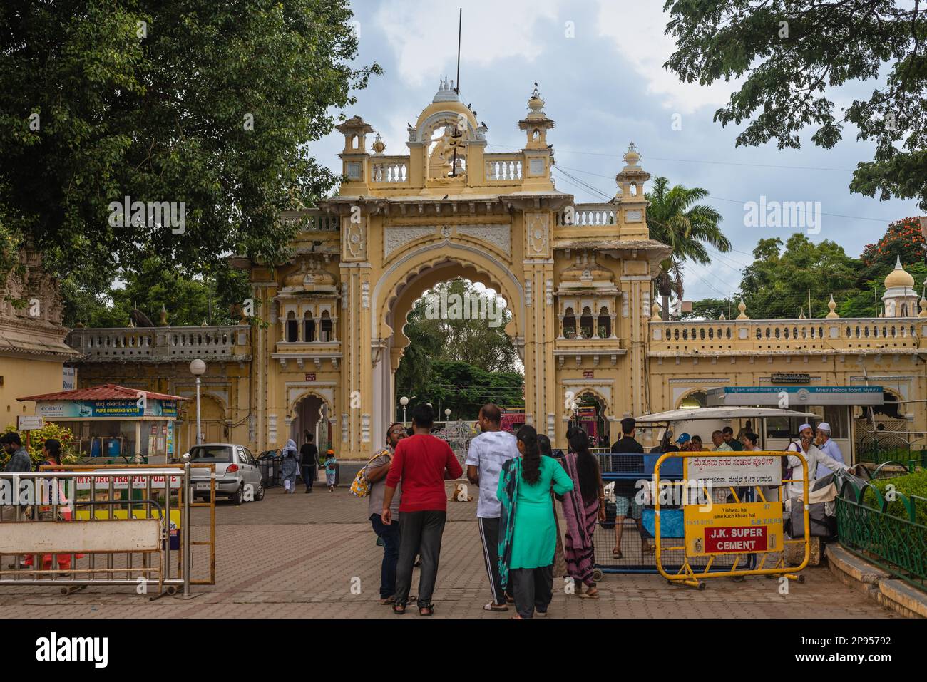 Mysore Palace Karnataka India Settembre 1 2022 turisti visitare lo storico e grandioso Mysore palazzo chiamato anche Amba Vilas palazzo in Karnataka Indi Foto Stock