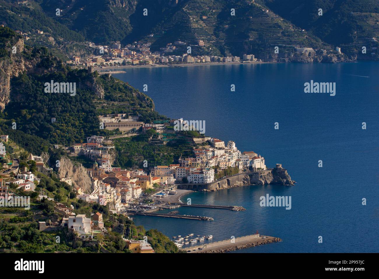 La città costiera italiana di Amalfi vista dalla vicina collina. Costiera Amalfitana, Italia la città costiera di Maiori in lontananza. Foto Stock