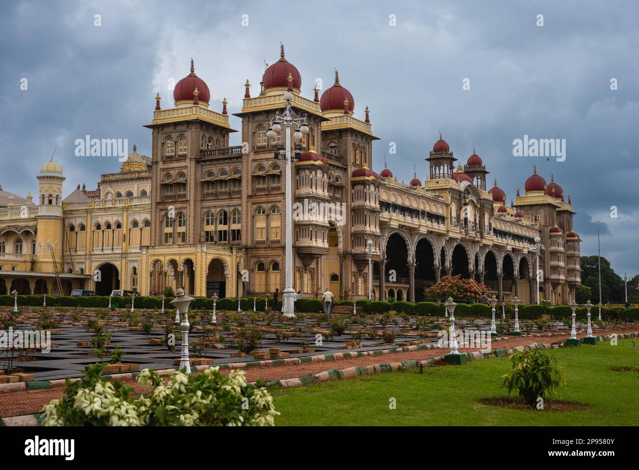 Mysore Palace Karnataka India Settembre 1 2022 turisti visitare lo storico e grandioso Mysore palazzo chiamato anche Amba Vilas palazzo in Karnataka Indi Foto Stock