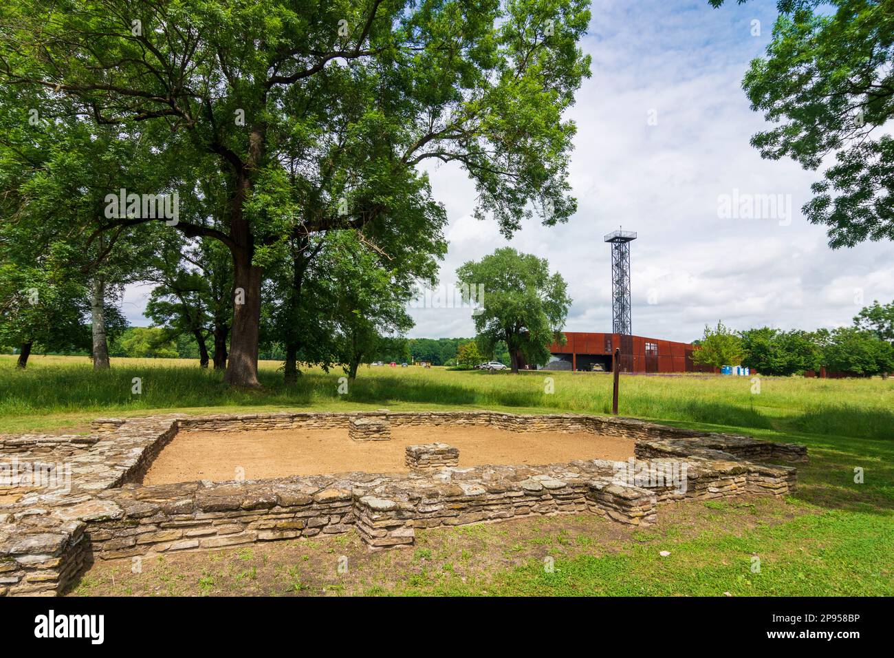 Mikulcice (Mikultschitz), sito archeologico di Mikulcice-Valy e museo con i resti di una significativa gola slava dei tempi del Grande Impero Moravo inJihomoravsky, Moravia meridionale, Südmähren, ceco Foto Stock