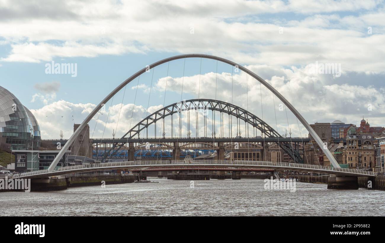 Vista dei ponti sul fiume Tyne, tra cui il Gateshead Millennium Bridge e il Tyne Bridge, dal Quayside, Newcastle upon Tyne, Regno Unito. Foto Stock