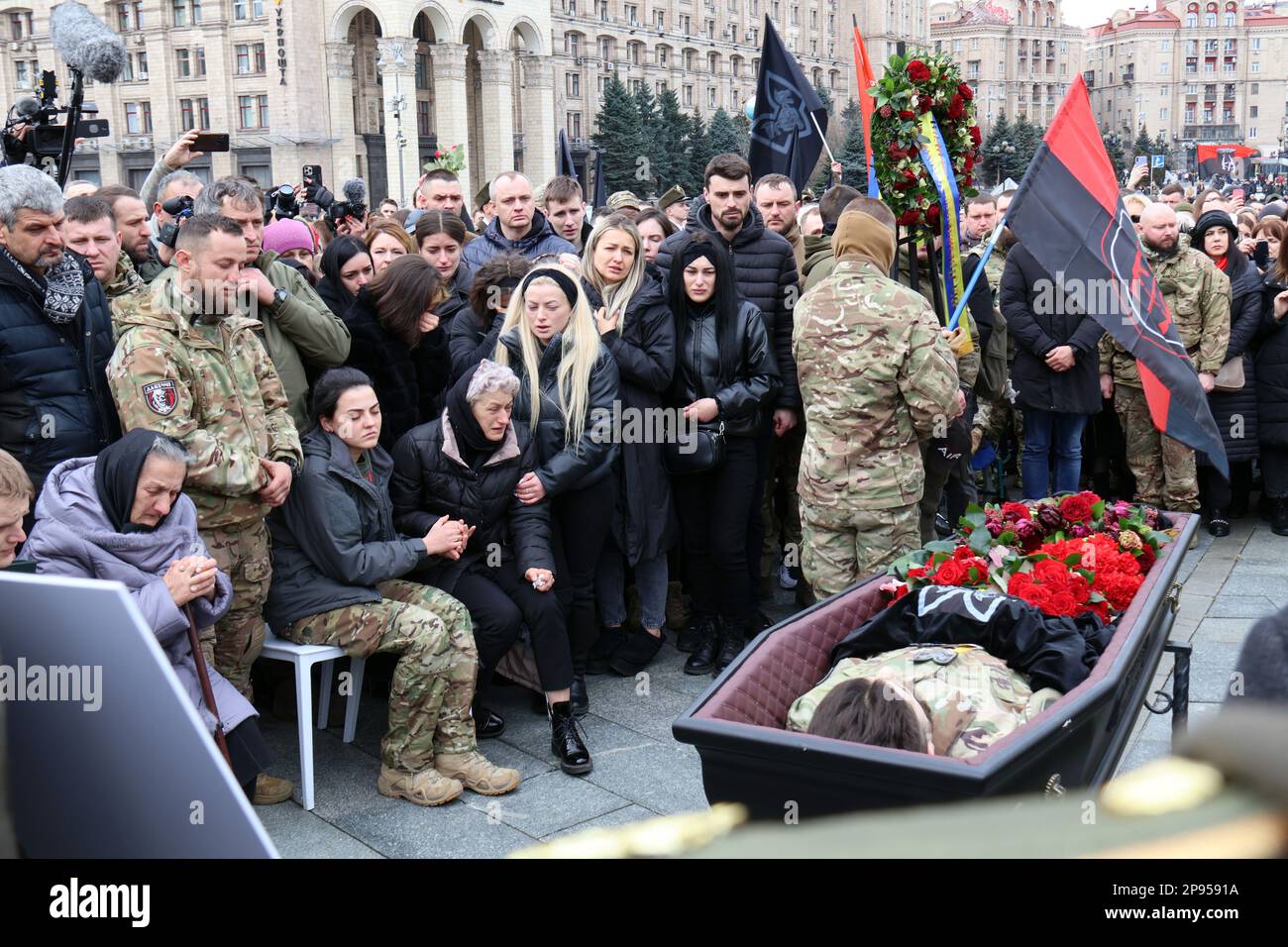 KYIV, UCRAINA - 10 MARZO 2023 - le persone pagano i loro ultimi rispetti a Eroe di Ucraina, comandante del 1st battaglione meccanizzato della 67th brigata meccanizzata separata, tenente Junior Dmytro Kotsiubailo (nom de guerre 'da Vinci'), Ucciso in azione nei pressi di Bakhmut, nella regione di Donetsk, il 7 marzo, a Maidan Nezalezhnosti per la cerimonia commemorativa, Kyiv, capitale dell'Ucraina. Foto Stock