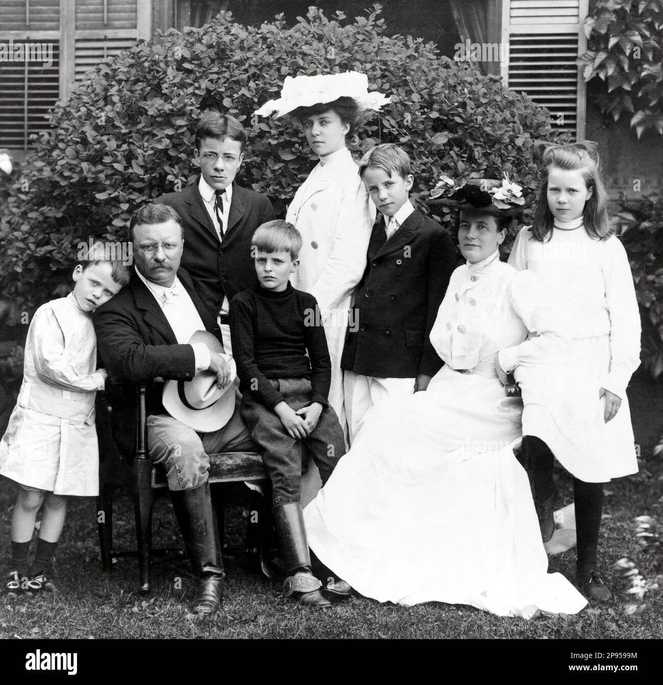 1903 , USA : USA Presidente Theodore ( Teddy ) ROOSEVELT Jr., ( 1858 - 1919 ) con la sua famiglia : da sinistra a destra: Quentin ( 1897 - 1918 ) , Theodore Sr., Theodore Jr. ( 1887 - 1944 ), Archie ( 1894 - 1979 ), Alice Roosevelt Longworth ( 1884 - 1980 ) , Kermit ( 1889 - 1943 ) , Edith Kermit Carow Roosevelt ( 1861 - 1948 ), Ethel Roosevelt Derby ( 1891 - 1977 ). - Presidente della Repubblica - USA - ritratto - FAMIGLIA - FAMIGLIA - occhiali - lente - occhiali - pince-nez - STATI UNITI - baffi - baffi - baffi - giardino - giardino --- Archivio GBB Foto Stock