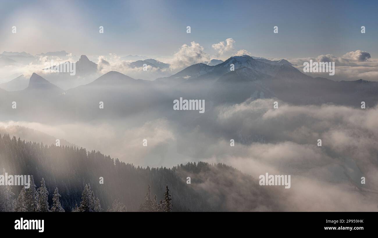 Situazione meteorologica di inversione nelle Alpi Bavaresi. Rottach-Egern, Baviera, Germania. Foto Stock