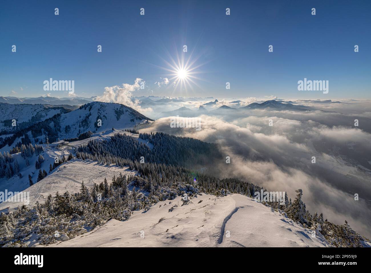 Vista sulla cima invernale di Wallberg in condizioni climatiche inverse. Rottach-Egern, Baviera, Germania. Foto Stock